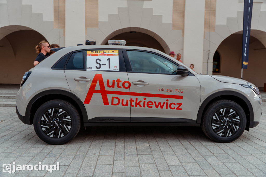  3. RALLY and RACE Rajdu Jarocińskiego. Sobota na rynku pełna emocji i klasyki motoryzacji