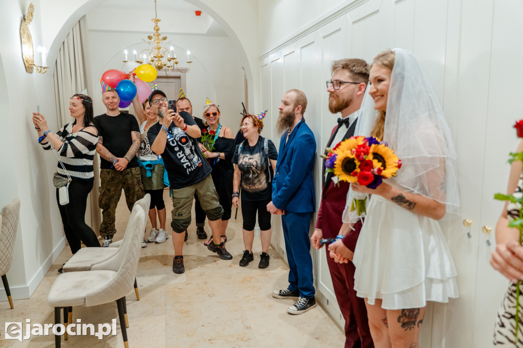 Miłość w rytmie rocka – ślub na Jarocin Festiwal 2025! (ZDJĘCIA)