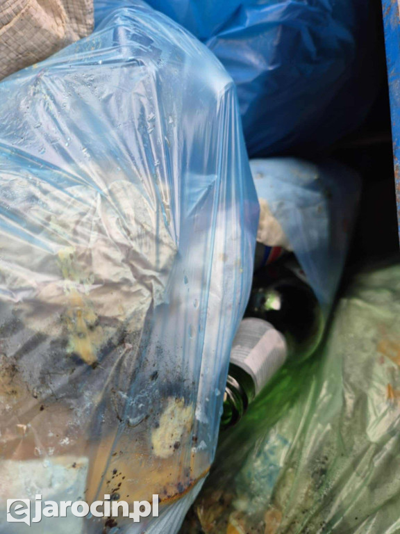 Butelki, kartony i węże basenowe w kontenerze na odpady zmieszane