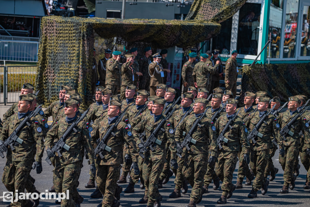 Żołnierze z Jarocina na uroczystościach z okazji Święta Wojska Polskiego w Warszawie