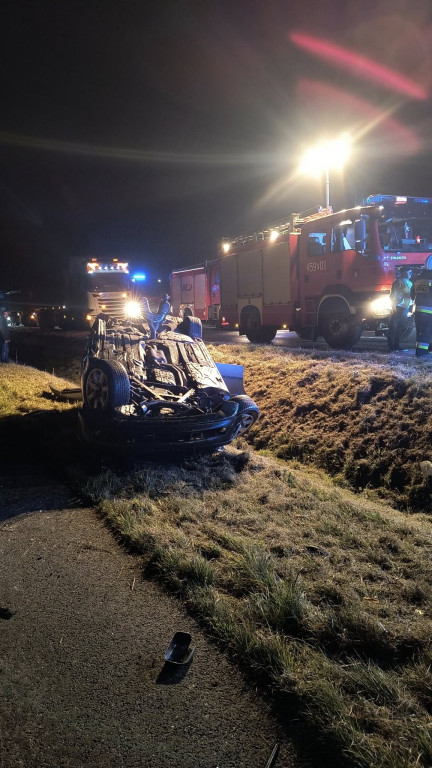Dachowanie BMW w Skokówku