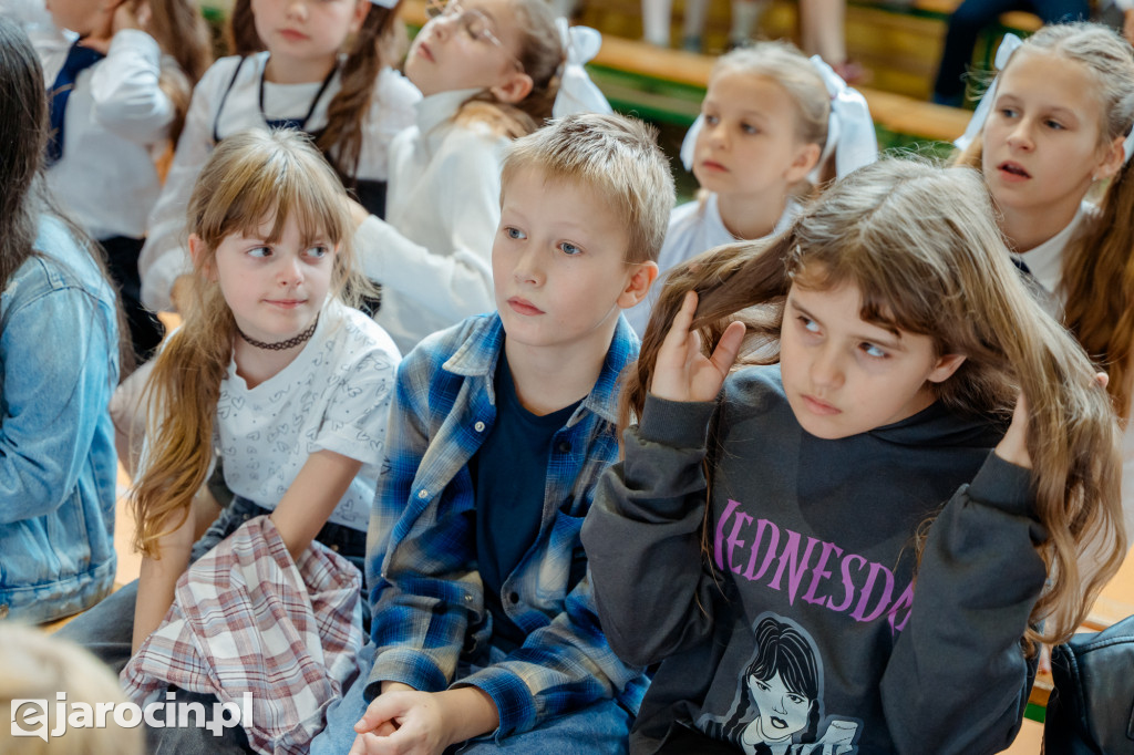 89 pierwszaków pasowanych na uczniów w Zespole Szkół nr 4 w Jarocinie