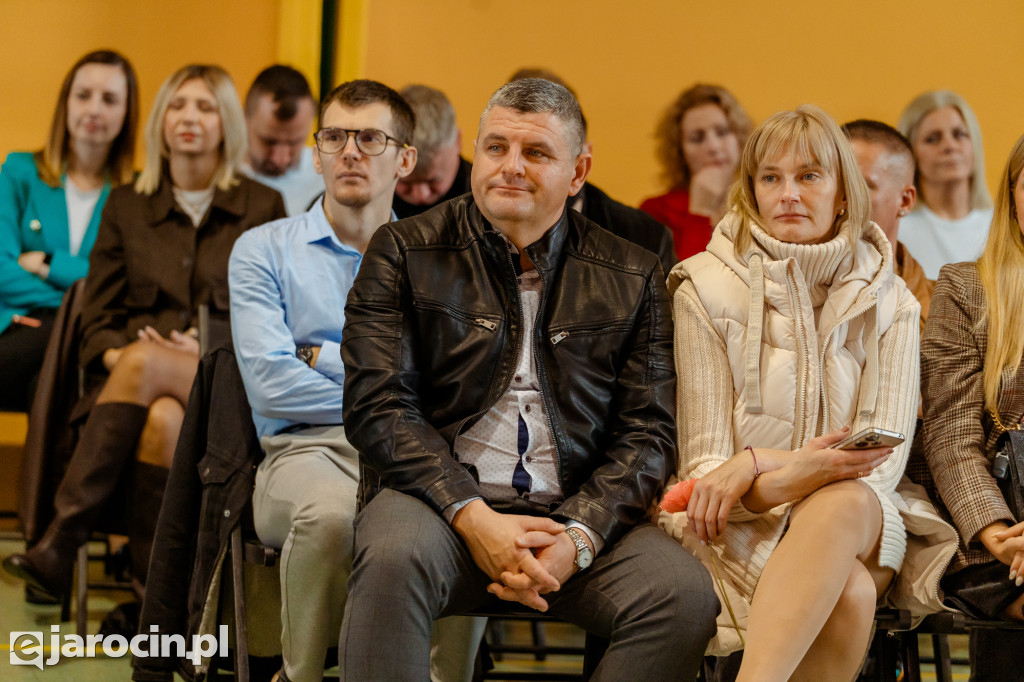 89 pierwszaków pasowanych na uczniów w Zespole Szkół nr 4 w Jarocinie