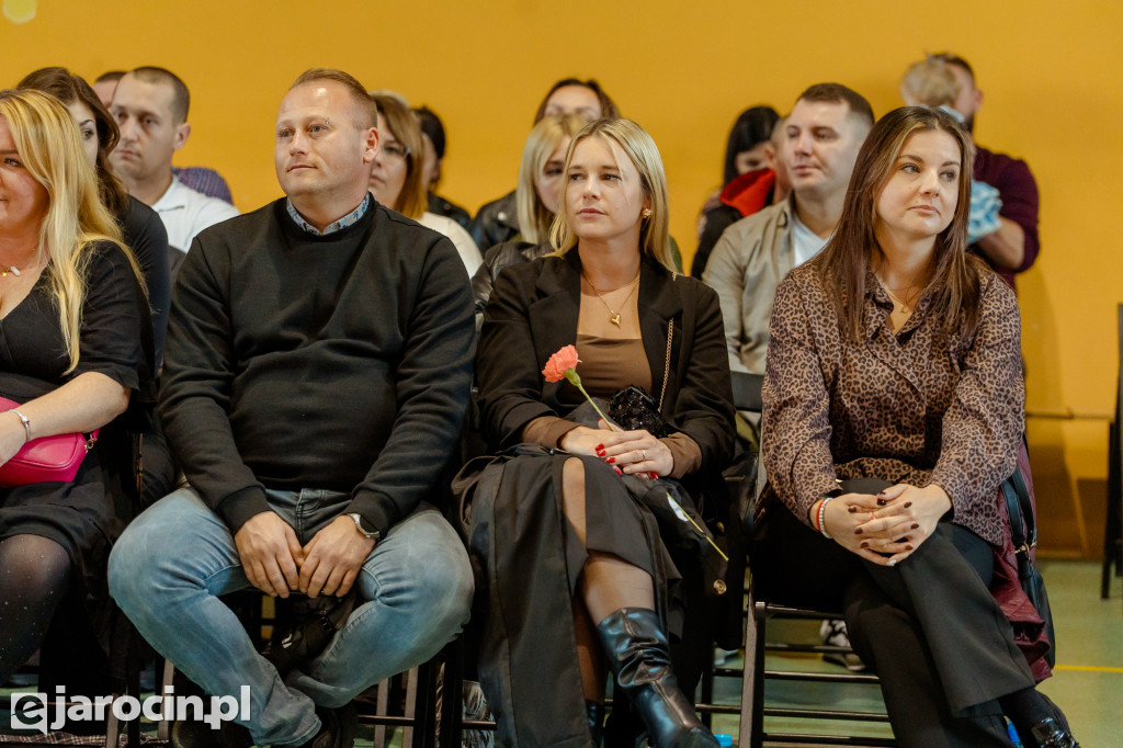 89 pierwszaków pasowanych na uczniów w Zespole Szkół nr 4 w Jarocinie