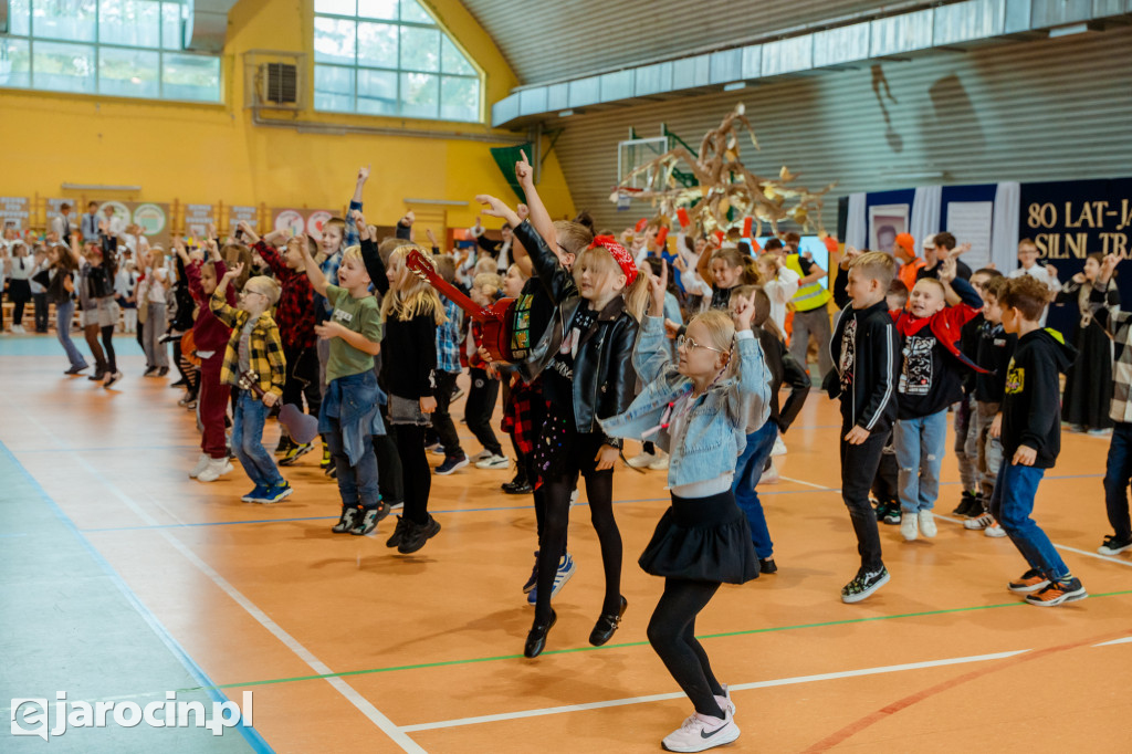 89 pierwszaków pasowanych na uczniów w Zespole Szkół nr 4 w Jarocinie