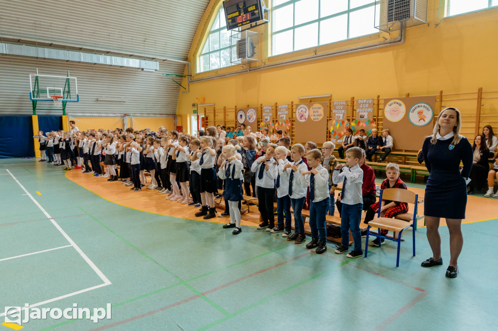 89 pierwszaków pasowanych na uczniów w Zespole Szkół nr 4 w Jarocinie