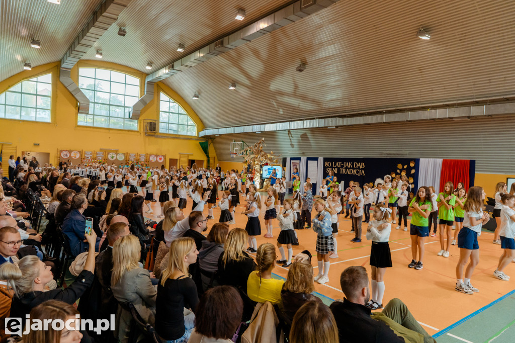 89 pierwszaków pasowanych na uczniów w Zespole Szkół nr 4 w Jarocinie