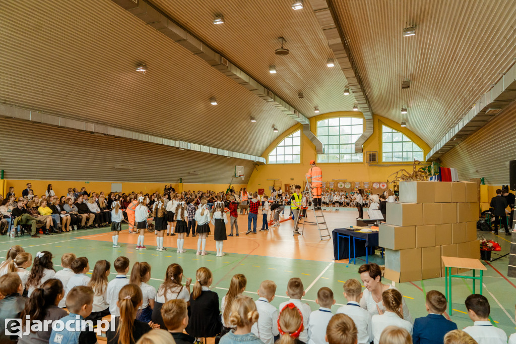 89 pierwszaków pasowanych na uczniów w Zespole Szkół nr 4 w Jarocinie