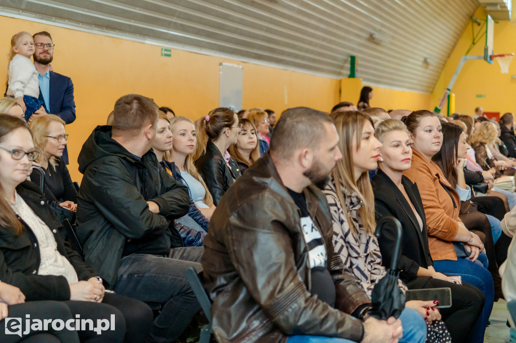 89 pierwszaków pasowanych na uczniów w Zespole Szkół nr 4 w Jarocinie