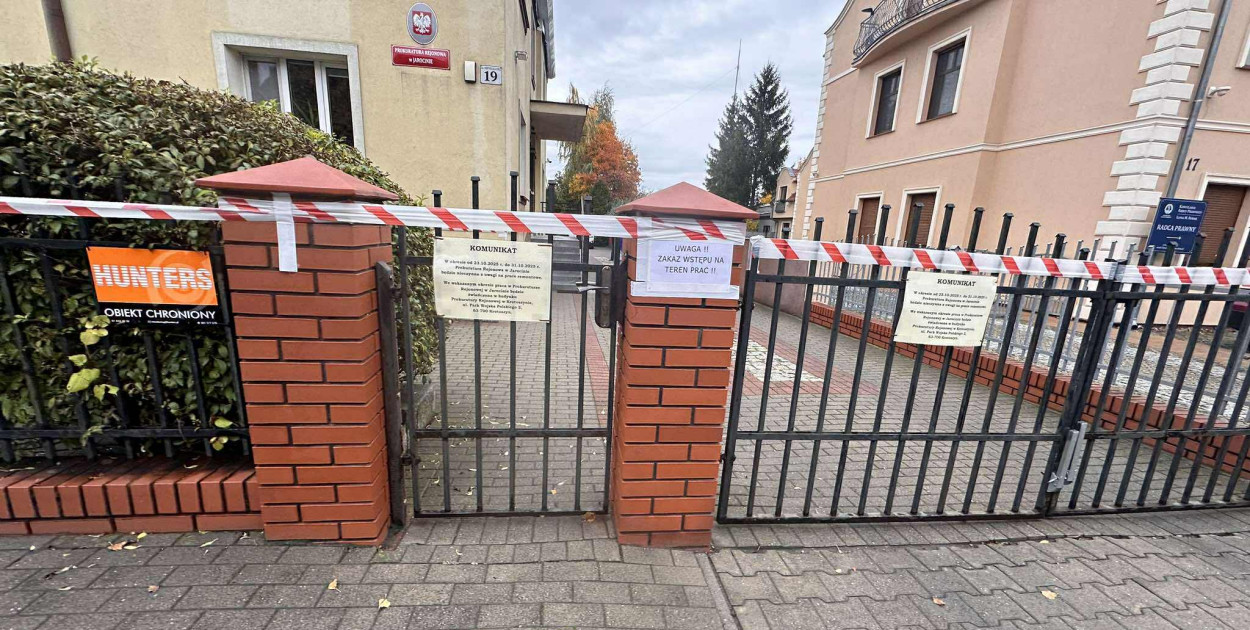 Tajemnicze czaszki i biało-czerwona taśma wokół prokuratury w Jarocinie.