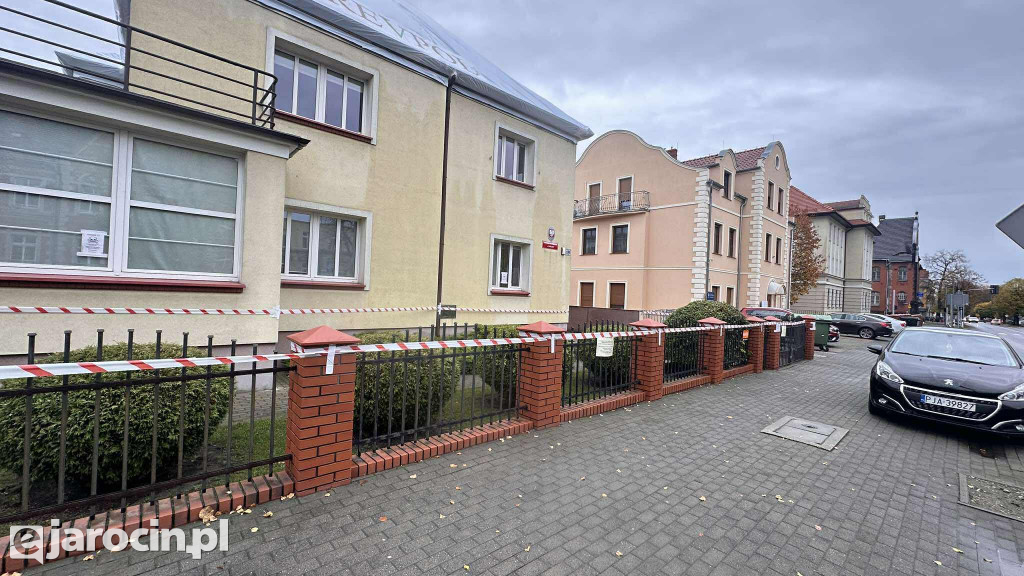 Tajemnicze czaszki i biało-czerwona taśma wokół prokuratury w Jarocinie.