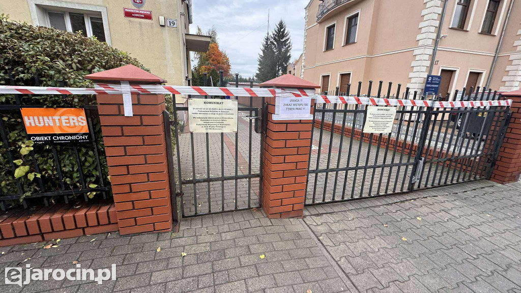 Tajemnicze czaszki i biało-czerwona taśma wokół prokuratury w Jarocinie.