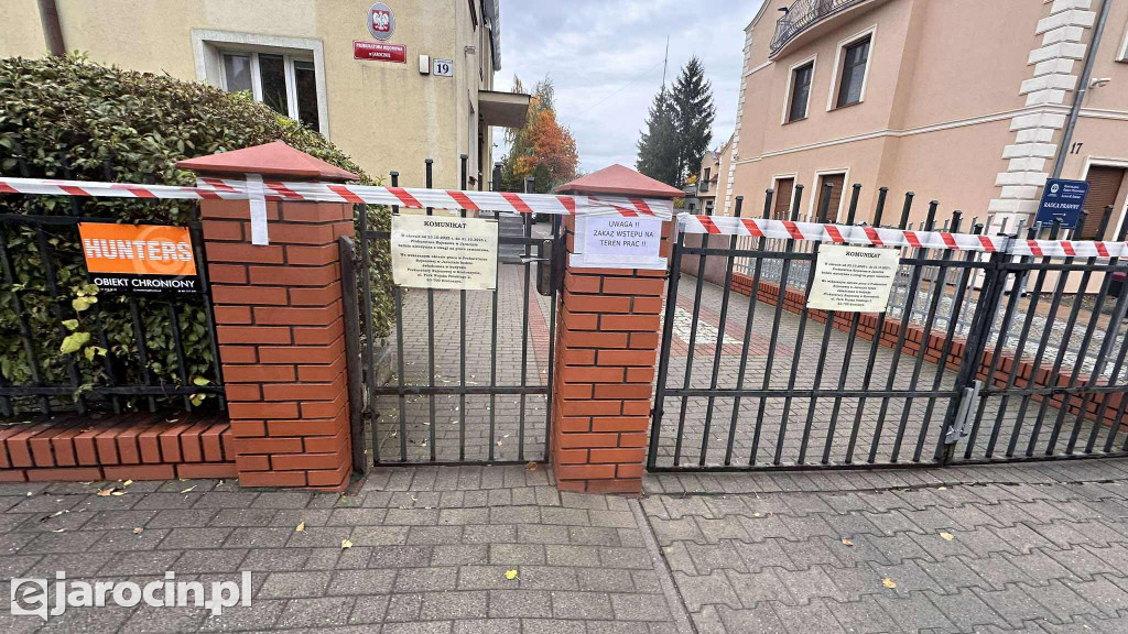 Tajemnicze czaszki i biało-czerwona taśma wokół prokuratury w Jarocinie.