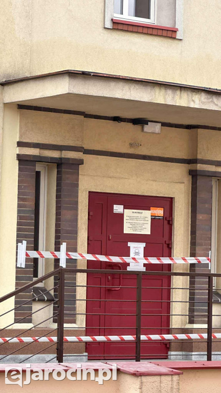 Tajemnicze czaszki i biało-czerwona taśma wokół prokuratury w Jarocinie.