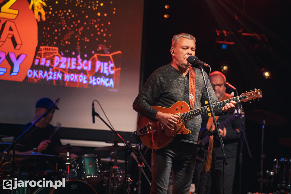 9. Rockowe Zaduszki w Żerkowie – muzyka, emocje i jubileusz Raz Dwa Trzy