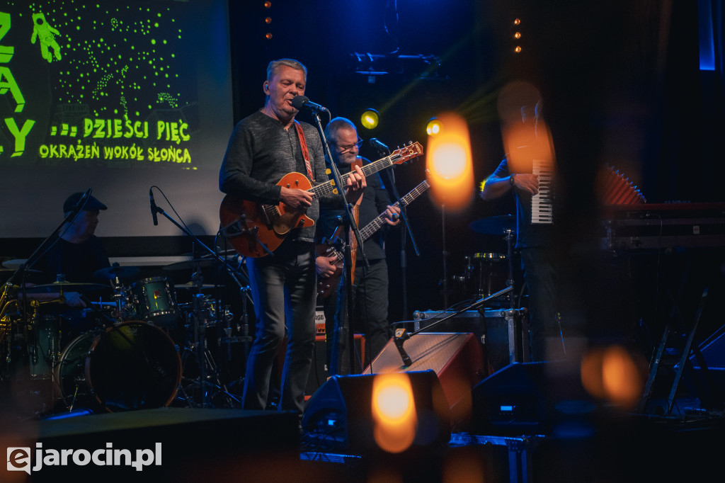 9. Rockowe Zaduszki w Żerkowie – muzyka, emocje i jubileusz Raz Dwa Trzy