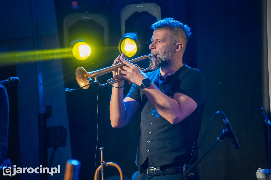 9. Rockowe Zaduszki w Żerkowie – muzyka, emocje i jubileusz Raz Dwa Trzy