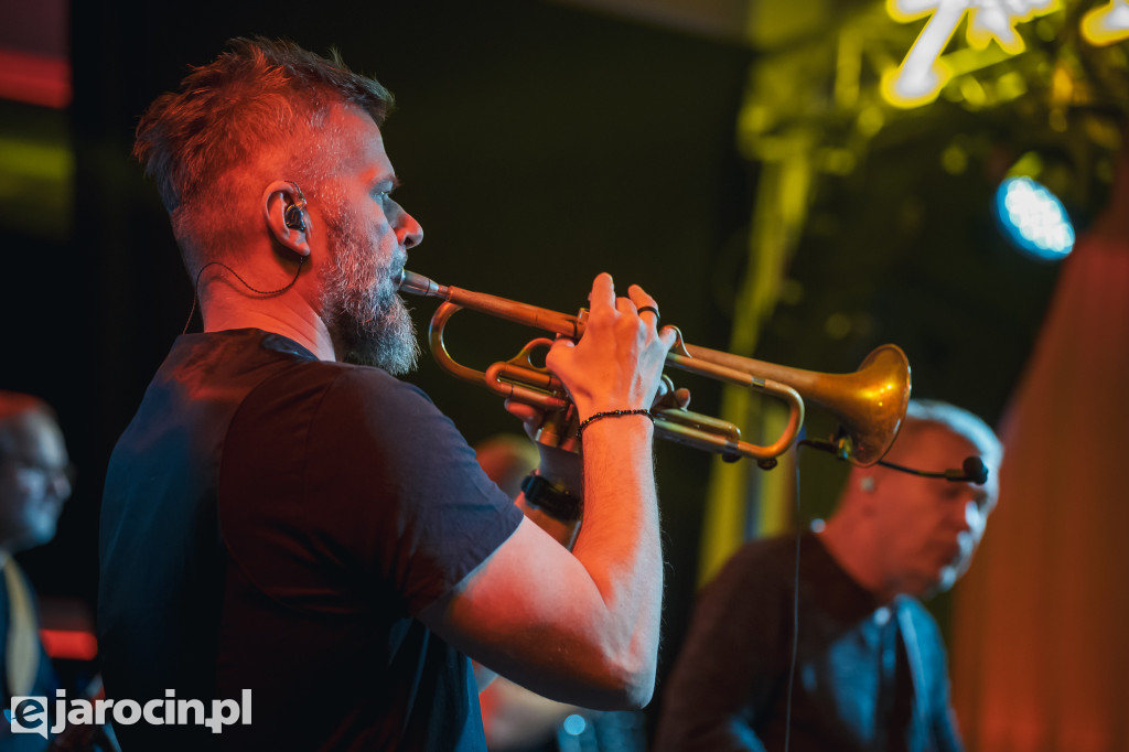 9. Rockowe Zaduszki w Żerkowie – muzyka, emocje i jubileusz Raz Dwa Trzy