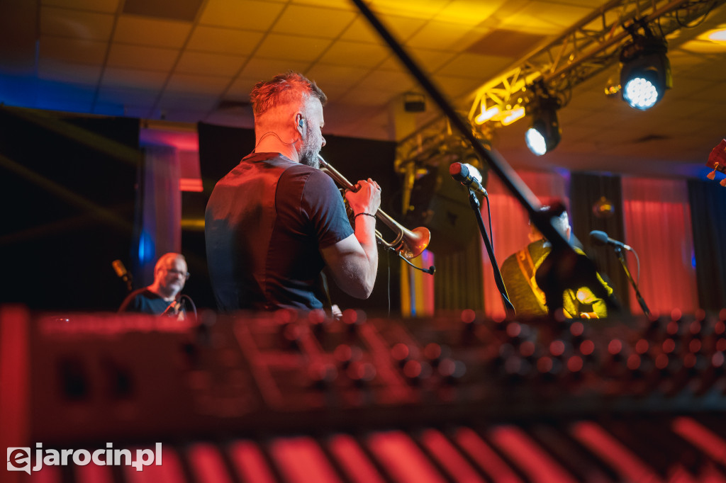 9. Rockowe Zaduszki w Żerkowie – muzyka, emocje i jubileusz Raz Dwa Trzy