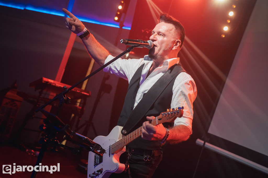 9. Rockowe Zaduszki w Żerkowie – muzyka, emocje i jubileusz Raz Dwa Trzy