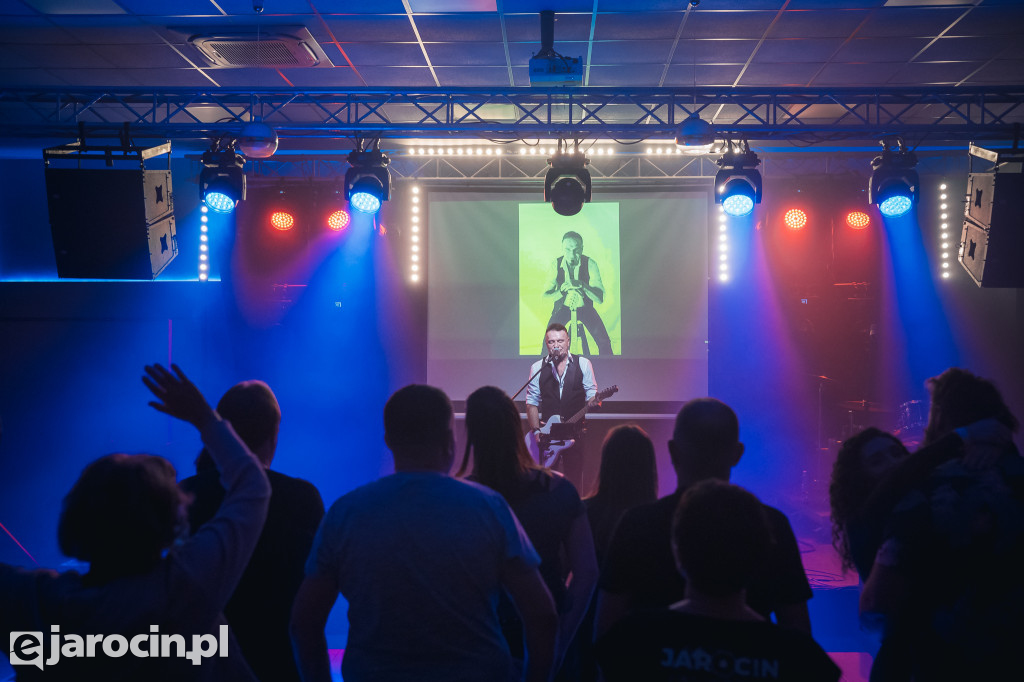 9. Rockowe Zaduszki w Żerkowie – muzyka, emocje i jubileusz Raz Dwa Trzy