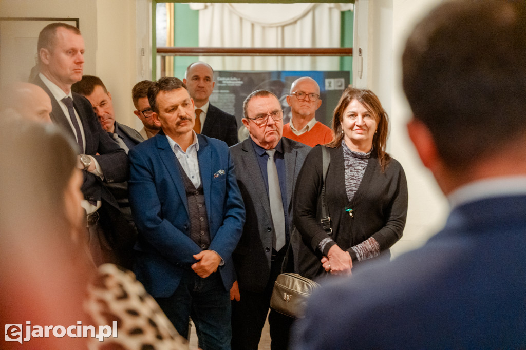 Obrady w wyjątkowej scenerii. XXI Sesja Rady Powiatu Jarocińskiego w Muzeum Adama Mickiewicza w Śmiełowie