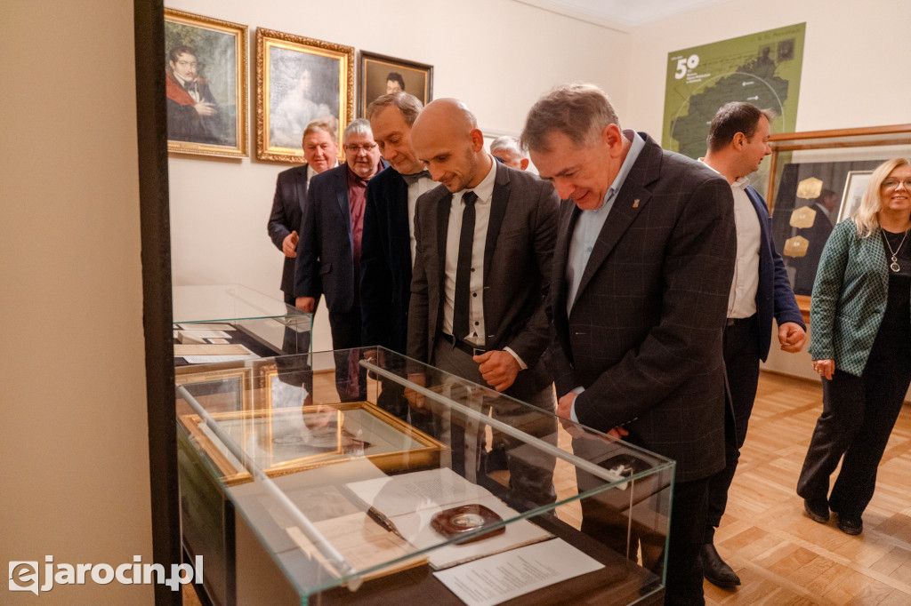 Obrady w wyjątkowej scenerii. XXI Sesja Rady Powiatu Jarocińskiego w Muzeum Adama Mickiewicza w Śmiełowie