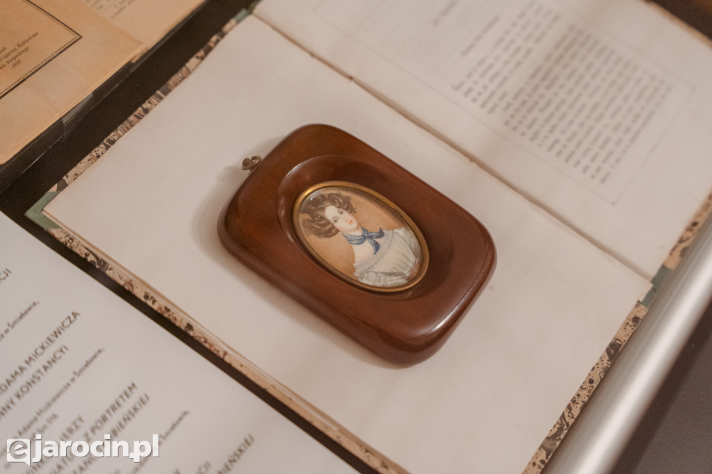 Obrady w wyjątkowej scenerii. XXI Sesja Rady Powiatu Jarocińskiego w Muzeum Adama Mickiewicza w Śmiełowie