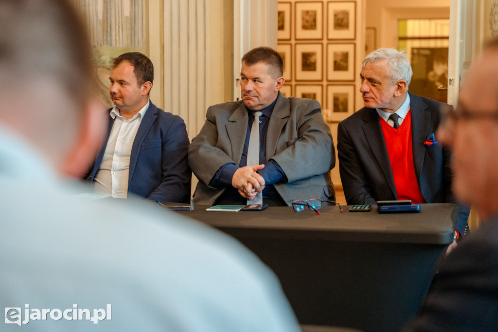 Obrady w wyjątkowej scenerii. XXI Sesja Rady Powiatu Jarocińskiego w Muzeum Adama Mickiewicza w Śmiełowie