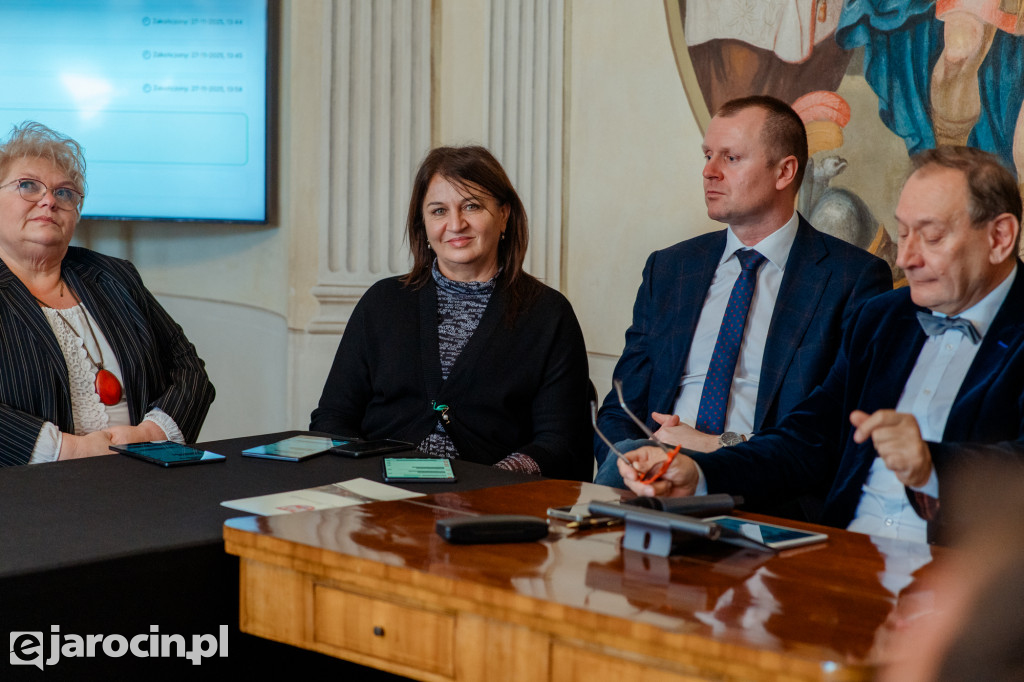 Obrady w wyjątkowej scenerii. XXI Sesja Rady Powiatu Jarocińskiego w Muzeum Adama Mickiewicza w Śmiełowie