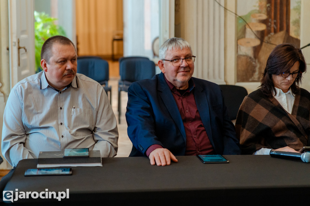 Obrady w wyjątkowej scenerii. XXI Sesja Rady Powiatu Jarocińskiego w Muzeum Adama Mickiewicza w Śmiełowie