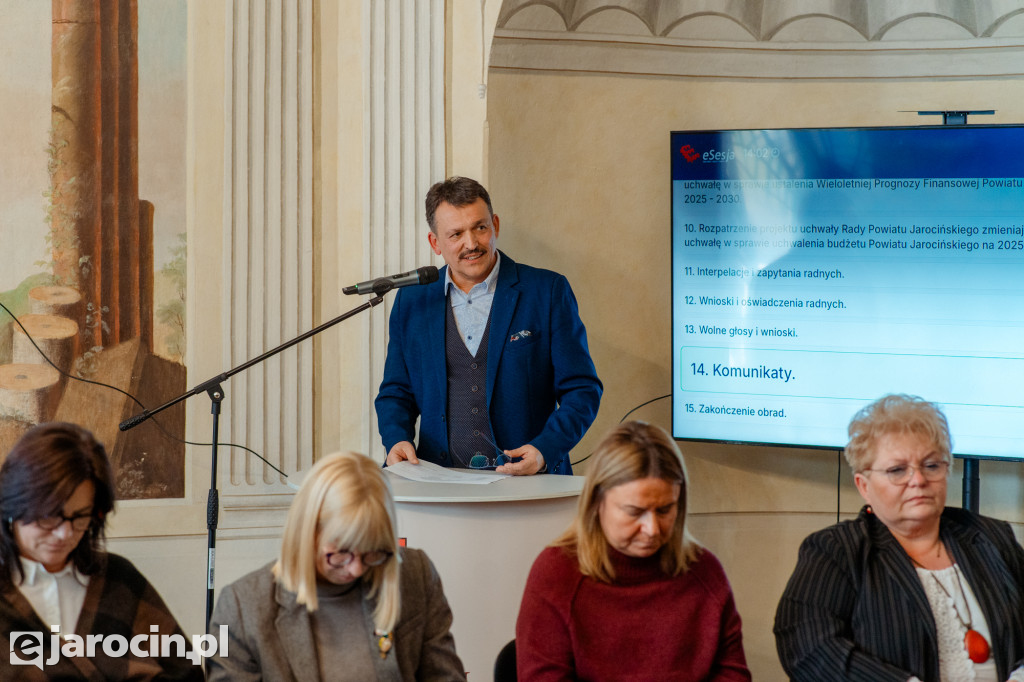 Obrady w wyjątkowej scenerii. XXI Sesja Rady Powiatu Jarocińskiego w Muzeum Adama Mickiewicza w Śmiełowie