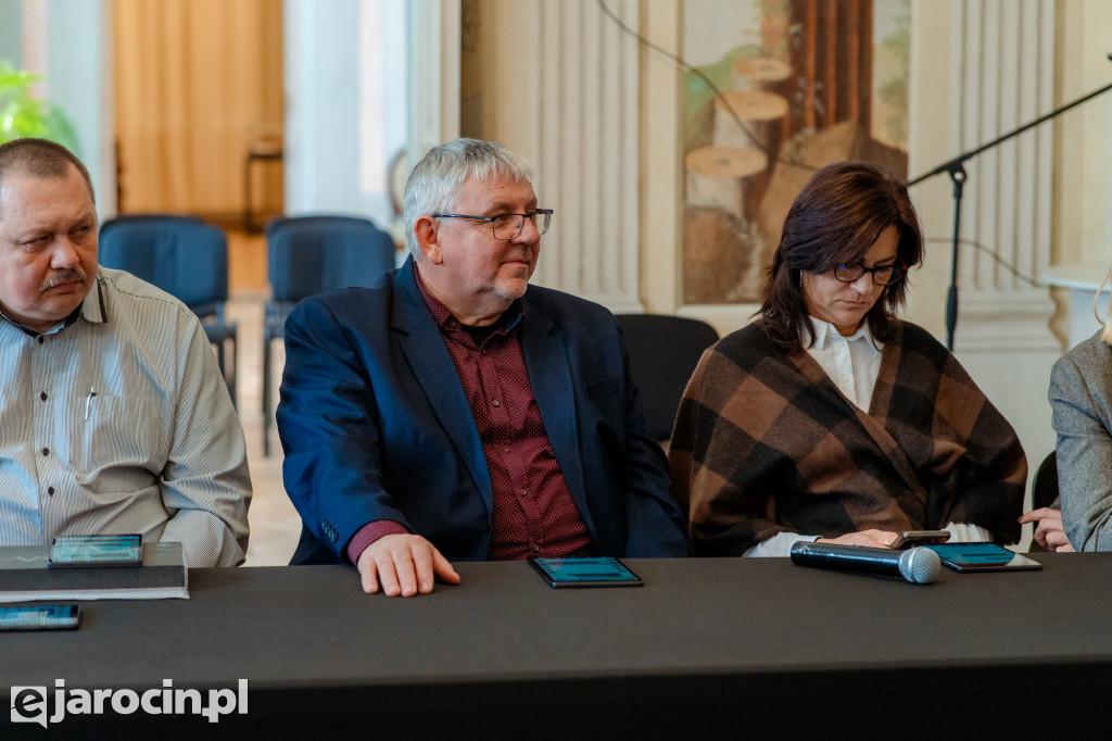 Obrady w wyjątkowej scenerii. XXI Sesja Rady Powiatu Jarocińskiego w Muzeum Adama Mickiewicza w Śmiełowie