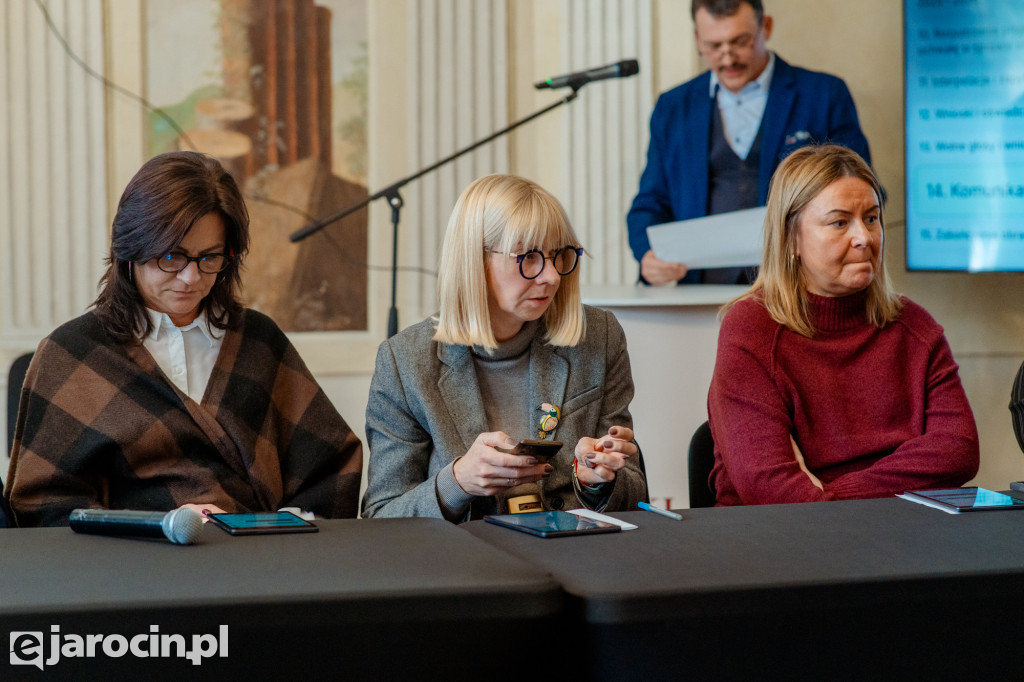 Obrady w wyjątkowej scenerii. XXI Sesja Rady Powiatu Jarocińskiego w Muzeum Adama Mickiewicza w Śmiełowie