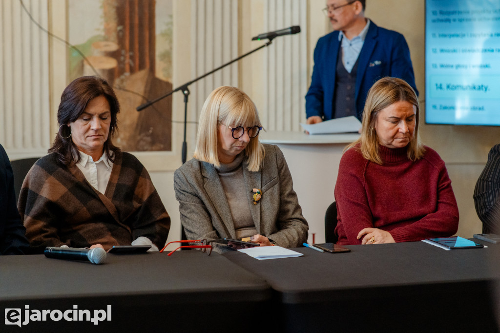 Obrady w wyjątkowej scenerii. XXI Sesja Rady Powiatu Jarocińskiego w Muzeum Adama Mickiewicza w Śmiełowie