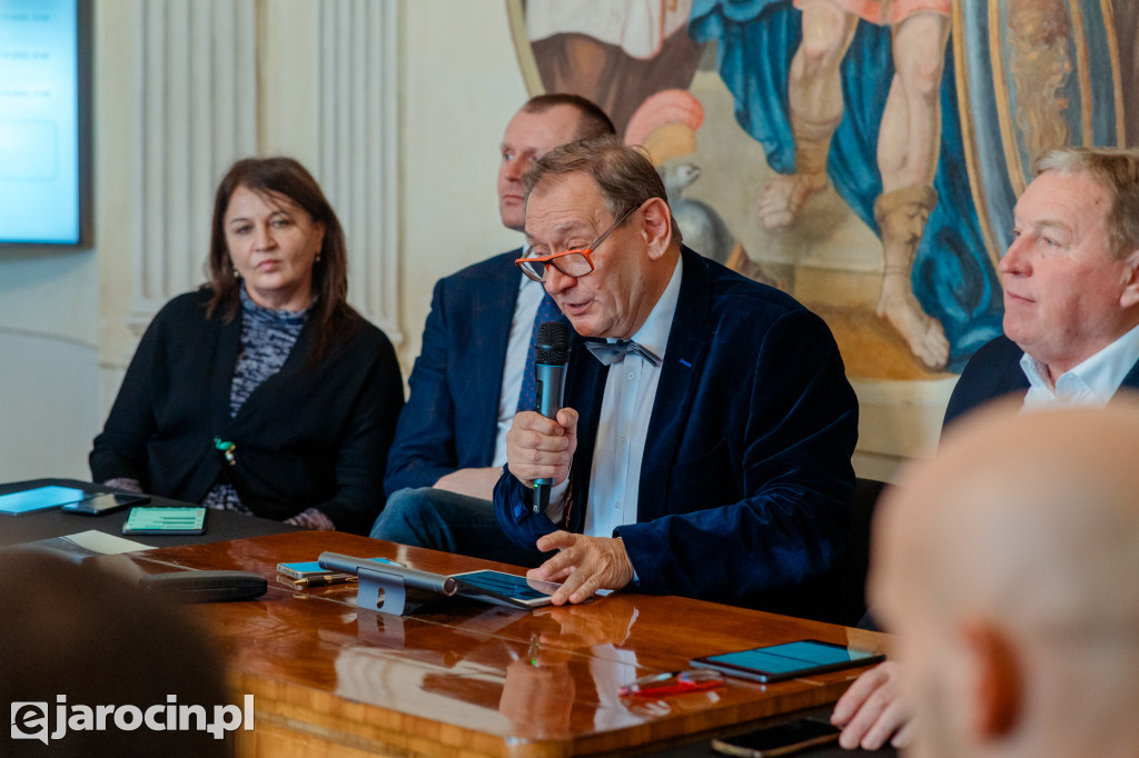 Obrady w wyjątkowej scenerii. XXI Sesja Rady Powiatu Jarocińskiego w Muzeum Adama Mickiewicza w Śmiełowie