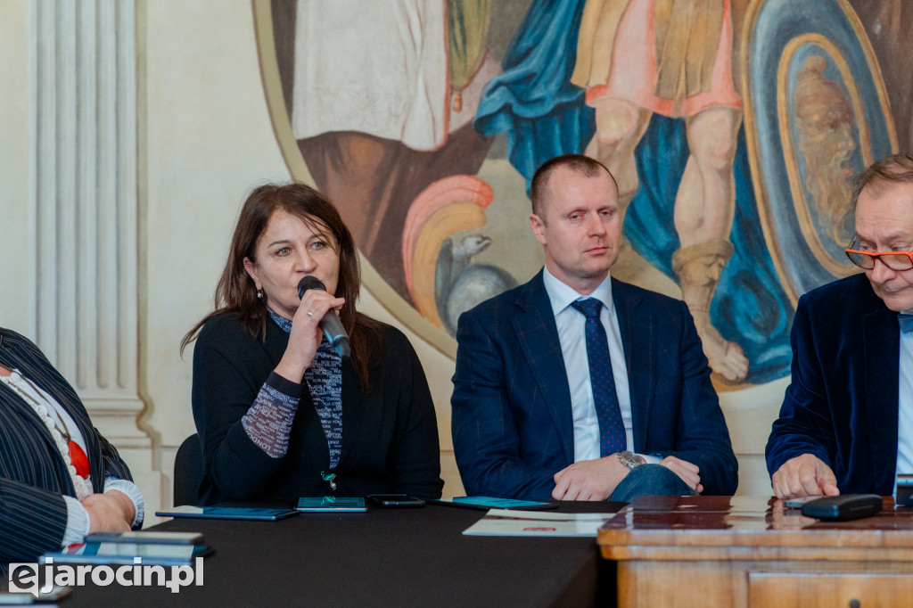 Obrady w wyjątkowej scenerii. XXI Sesja Rady Powiatu Jarocińskiego w Muzeum Adama Mickiewicza w Śmiełowie