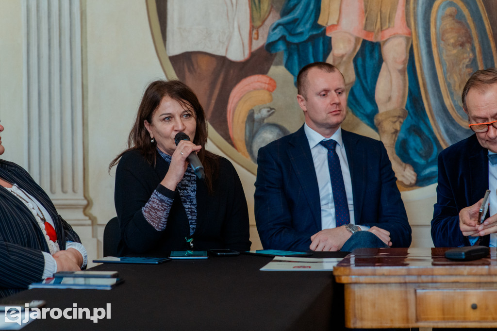 Obrady w wyjątkowej scenerii. XXI Sesja Rady Powiatu Jarocińskiego w Muzeum Adama Mickiewicza w Śmiełowie