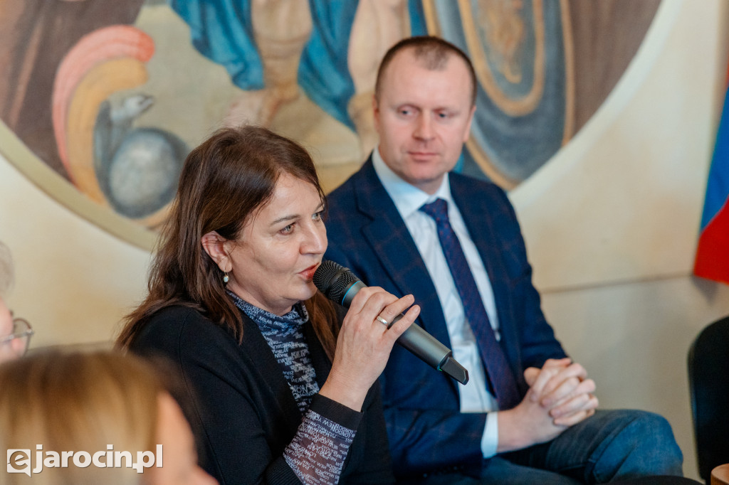 Obrady w wyjątkowej scenerii. XXI Sesja Rady Powiatu Jarocińskiego w Muzeum Adama Mickiewicza w Śmiełowie