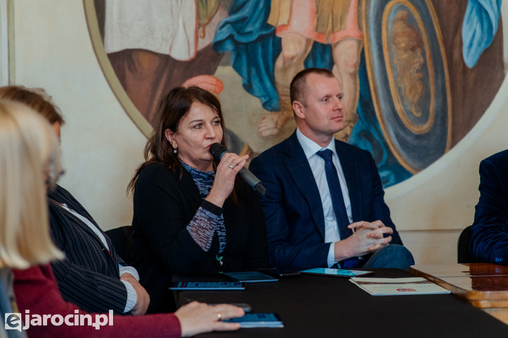 Obrady w wyjątkowej scenerii. XXI Sesja Rady Powiatu Jarocińskiego w Muzeum Adama Mickiewicza w Śmiełowie