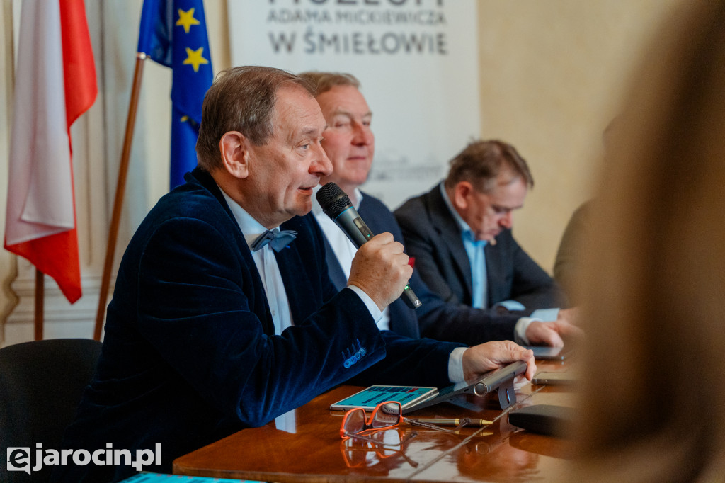 Obrady w wyjątkowej scenerii. XXI Sesja Rady Powiatu Jarocińskiego w Muzeum Adama Mickiewicza w Śmiełowie