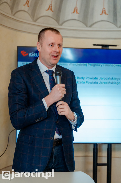 Obrady w wyjątkowej scenerii. XXI Sesja Rady Powiatu Jarocińskiego w Muzeum Adama Mickiewicza w Śmiełowie