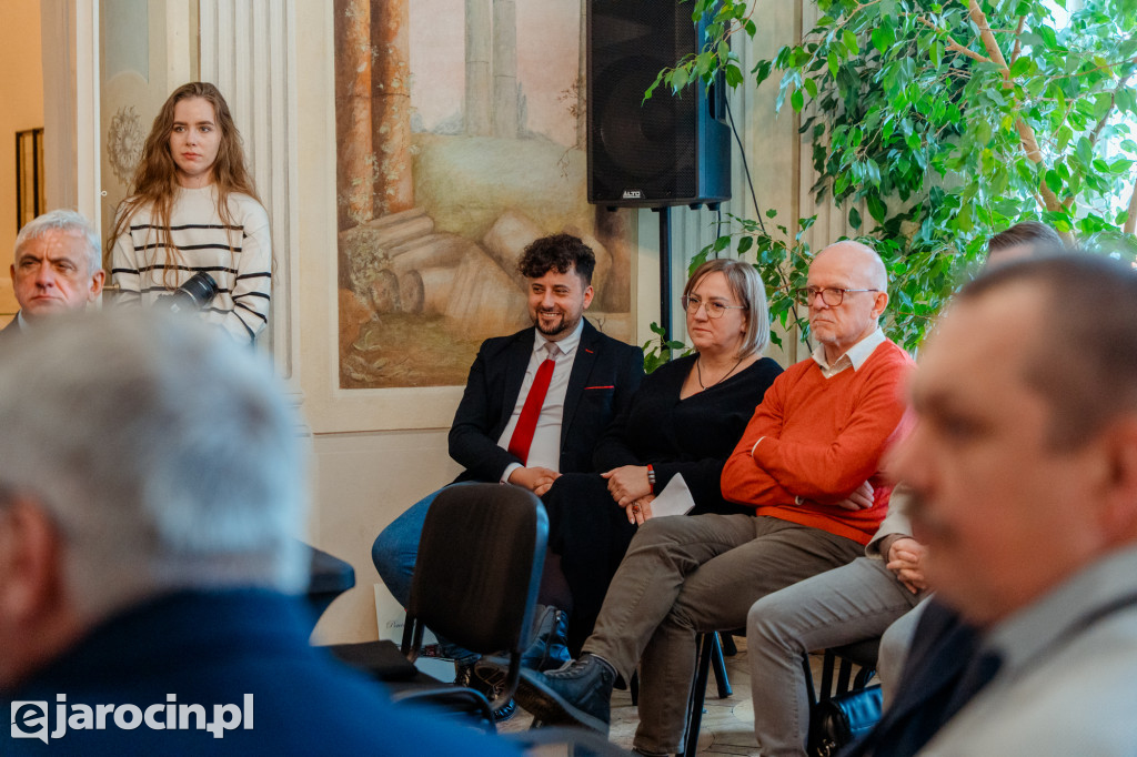 Obrady w wyjątkowej scenerii. XXI Sesja Rady Powiatu Jarocińskiego w Muzeum Adama Mickiewicza w Śmiełowie