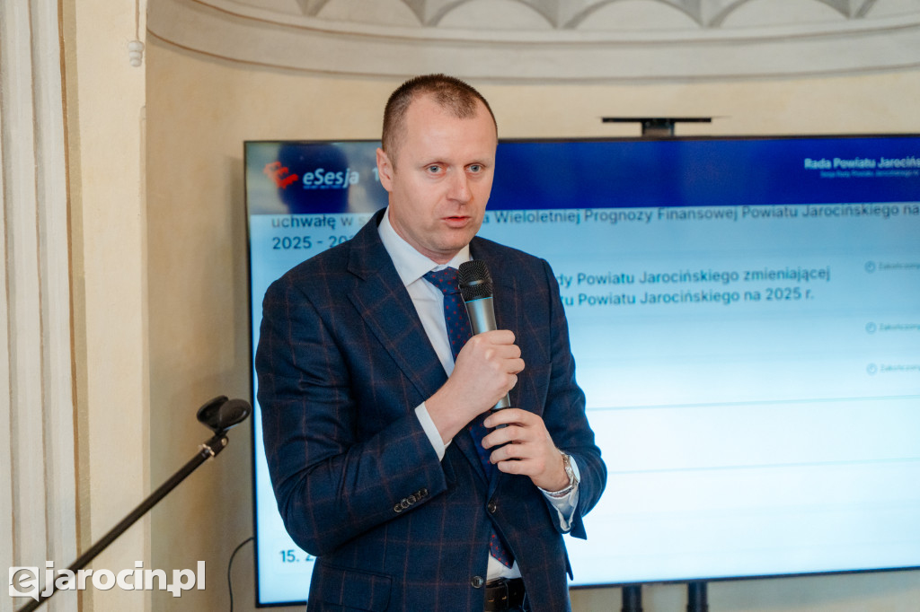 Obrady w wyjątkowej scenerii. XXI Sesja Rady Powiatu Jarocińskiego w Muzeum Adama Mickiewicza w Śmiełowie