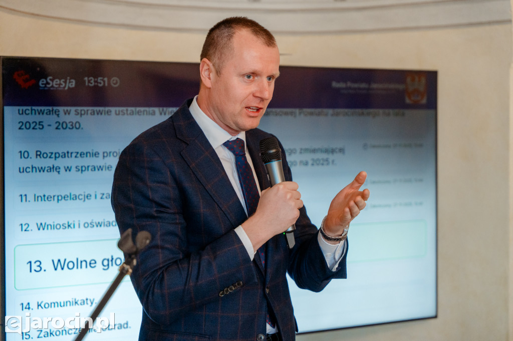 Obrady w wyjątkowej scenerii. XXI Sesja Rady Powiatu Jarocińskiego w Muzeum Adama Mickiewicza w Śmiełowie