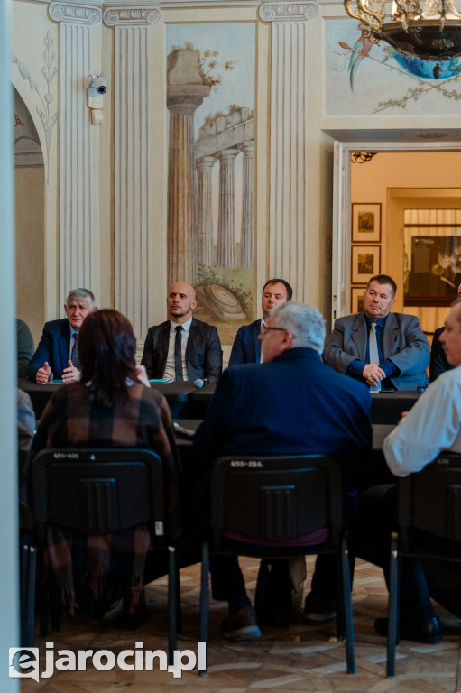 Obrady w wyjątkowej scenerii. XXI Sesja Rady Powiatu Jarocińskiego w Muzeum Adama Mickiewicza w Śmiełowie