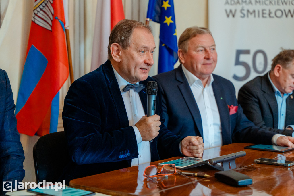 Obrady w wyjątkowej scenerii. XXI Sesja Rady Powiatu Jarocińskiego w Muzeum Adama Mickiewicza w Śmiełowie