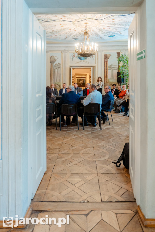 Obrady w wyjątkowej scenerii. XXI Sesja Rady Powiatu Jarocińskiego w Muzeum Adama Mickiewicza w Śmiełowie
