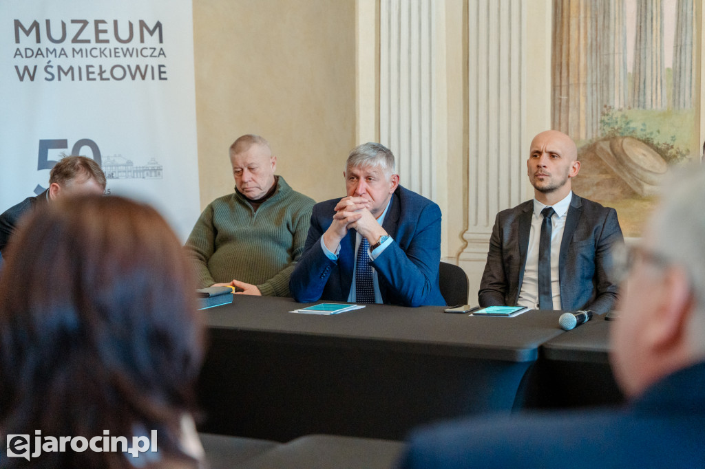 Obrady w wyjątkowej scenerii. XXI Sesja Rady Powiatu Jarocińskiego w Muzeum Adama Mickiewicza w Śmiełowie