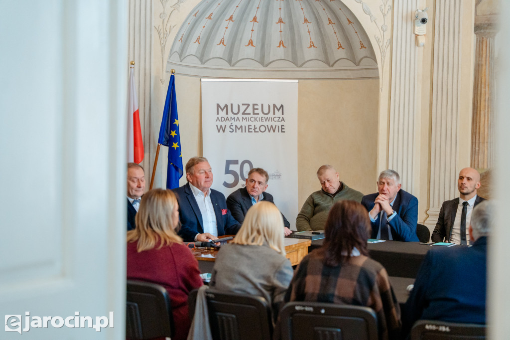 Obrady w wyjątkowej scenerii. XXI Sesja Rady Powiatu Jarocińskiego w Muzeum Adama Mickiewicza w Śmiełowie